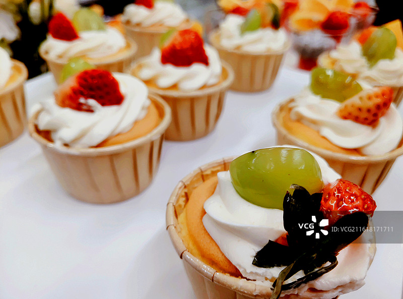 草莓-葡萄-水果奶油蛋糕、茶歇-茶点、美食、饮食文化、吃喝玩乐图片素材