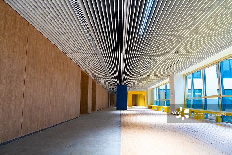 现代简约 走廊 室内设计 条形吊顶 大学 学校 校园 空间设计 装修 落地窗 长凳 蓝色立柱 明亮图片素材
