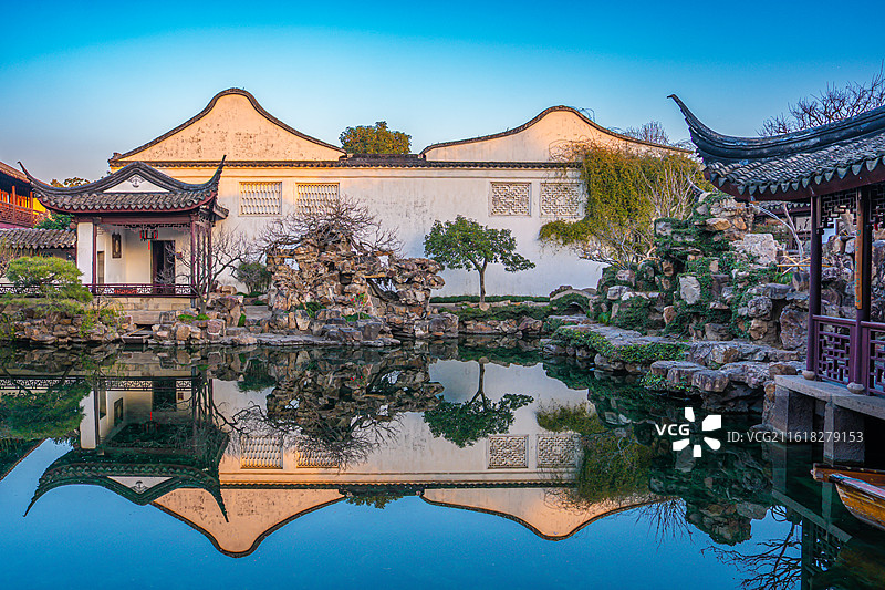 苏州园林网师园古建筑 湖中倒影 傍晚蓝调时刻图片素材