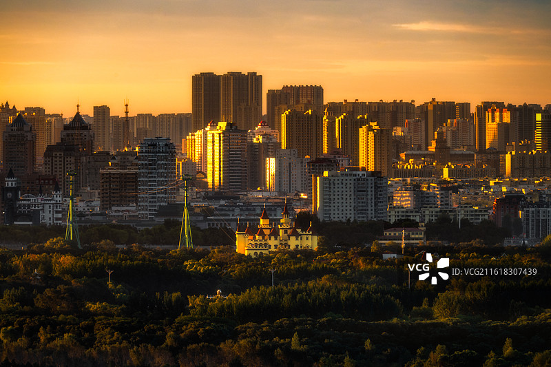 清晨日出时刻的哈尔滨太阳城堡与主城区图片素材