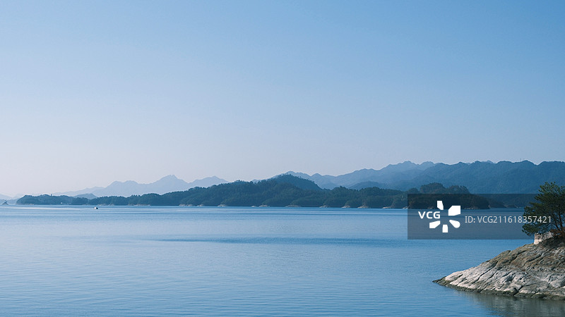 冬日晴天的千岛湖，湖水湛蓝图片素材