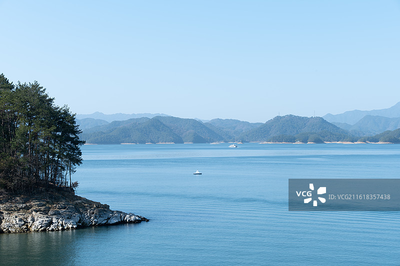 冬日晴天的千岛湖，湖水湛蓝图片素材