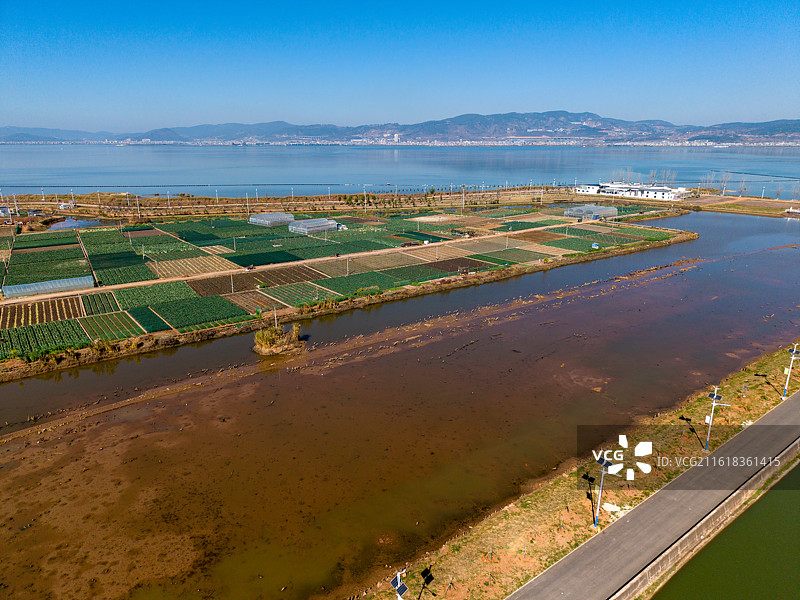 云南省玉溪市通海县杨广镇杞麓湖东南岸独房子村风光图片素材