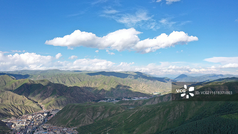 航拍甘肃省甘南夏县全景太子山蓝天白云夕阳图片素材