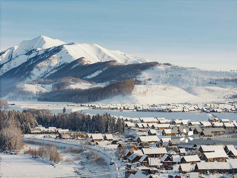 航拍冬季新疆禾木村图片素材