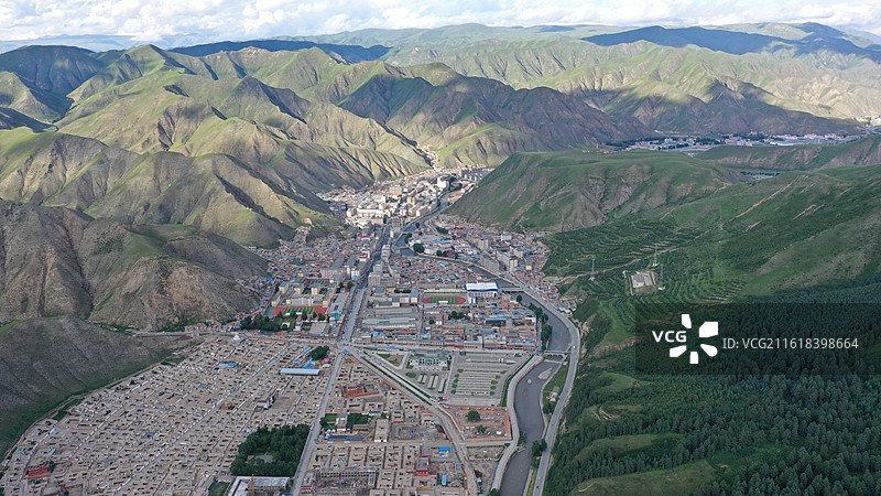 航拍甘肃省甘南夏县全景太子山蓝天白云夕阳图片素材