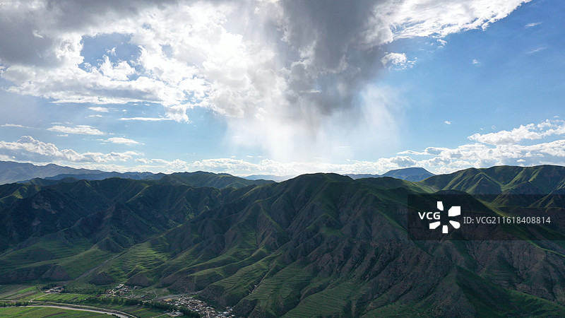 航拍甘肃省甘南夏县全景太子山蓝天白云夕阳图片素材