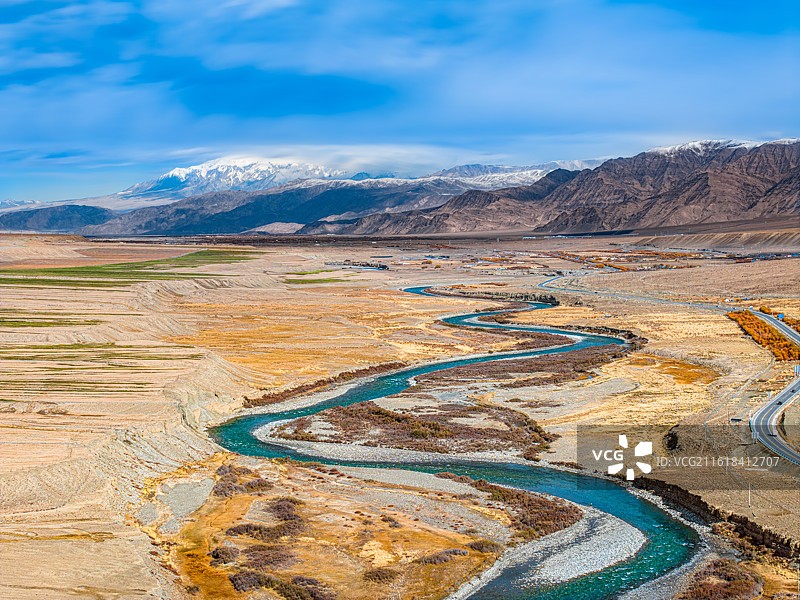 新疆维吾尔自治区喀什塔什库尔干塔吉克自治县塔什库尔干河和慕士塔格峰秋景航拍视角图片素材