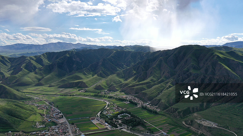 航拍甘肃省甘南夏县全景太子山蓝天白云夕阳图片素材