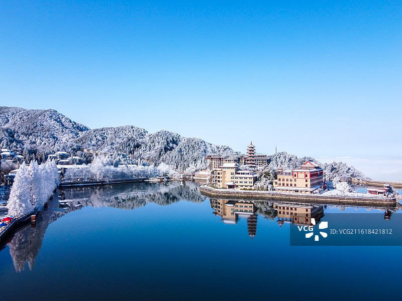 九宫山云中湖雪后全景：雾凇云海 湖泊建筑的冬日仙境图片素材