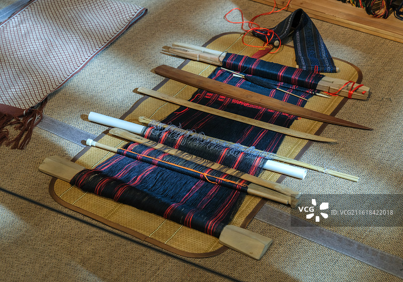 传统衣服制作工具 中国工艺美术馆“黎华锦簇·黎族传统纺染织绣技艺保护成就展”图片素材