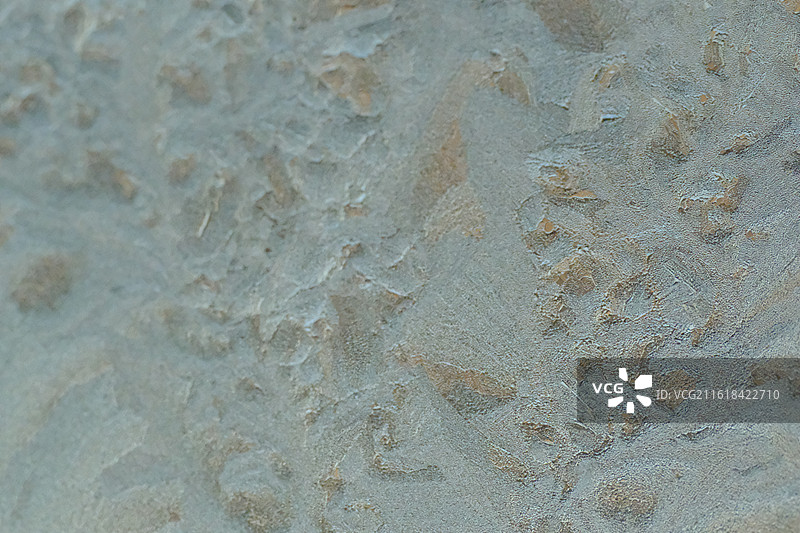 清晨阳光玻璃上的冰纹花。冰冻花纹天然纹理纹样背景图壁纸图片素材