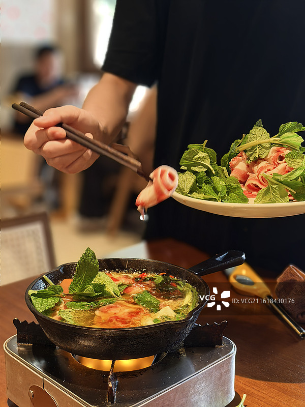云南创意菜 油烧薄荷牛肉锅图片素材