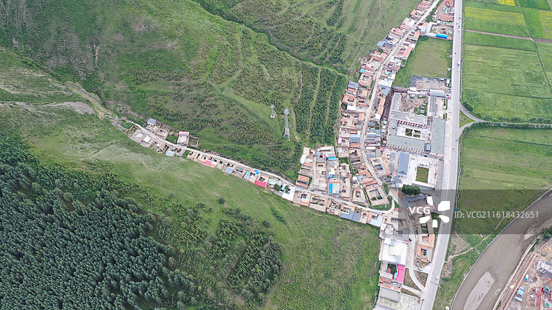 航拍甘肃省甘南夏县全景太子山蓝天白云夕阳图片素材