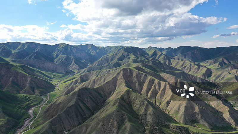 航拍甘肃省甘南夏县全景太子山蓝天白云夕阳图片素材