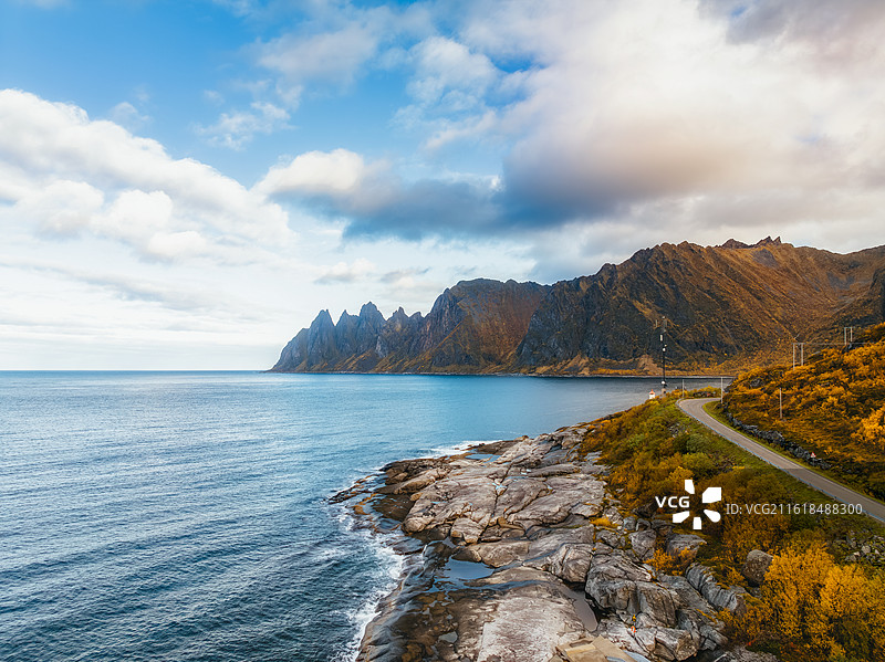 北欧，北挪威，特罗姆斯郡Tromsø，塞尼亚Senja，恶魔之牙Tungeneset恶魔的下巴，航拍图片素材