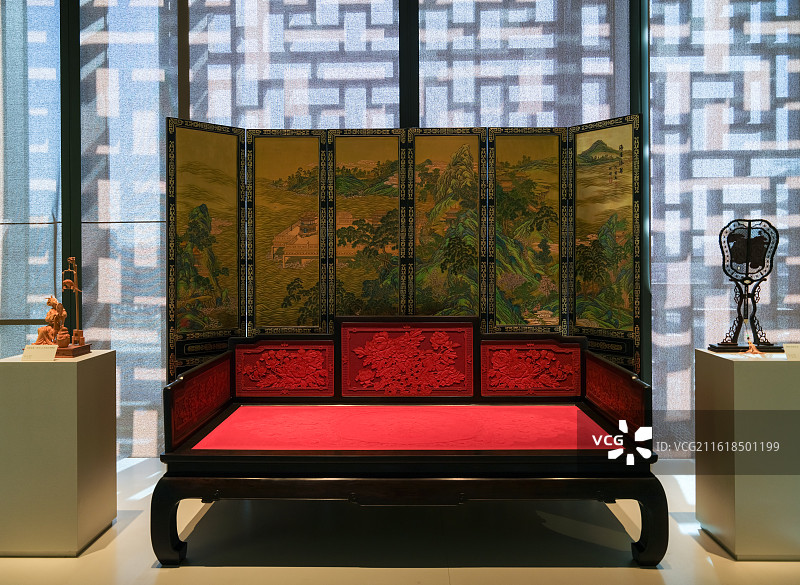 雕漆《玉堂富贵罗汉床》、漆器《金髹屏风海屋添筹》 北京产 中国工艺美术馆“中国工艺美术基本陈列”图片素材