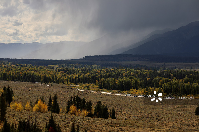山那边下雨了图片素材
