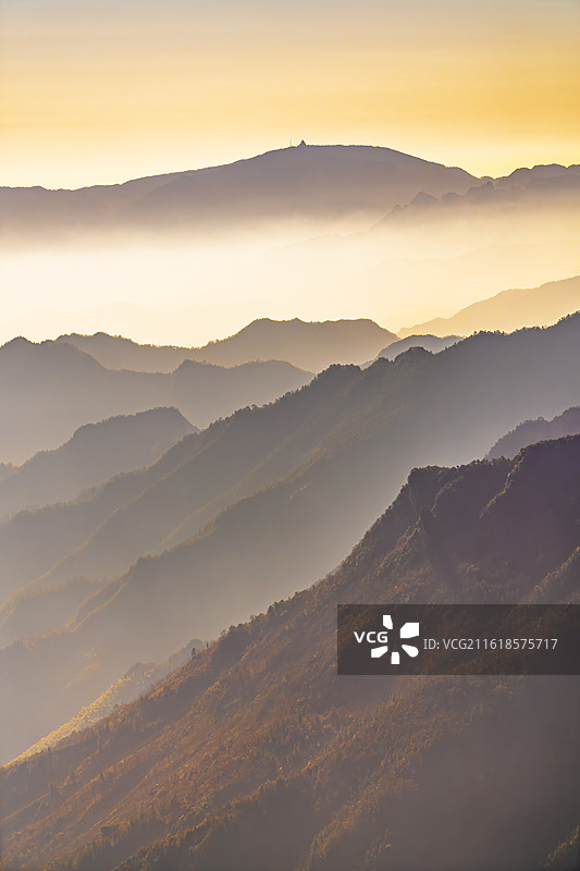 雾气中的群山山脉千里江山-浙江临安浪广岭浙西天路图片素材