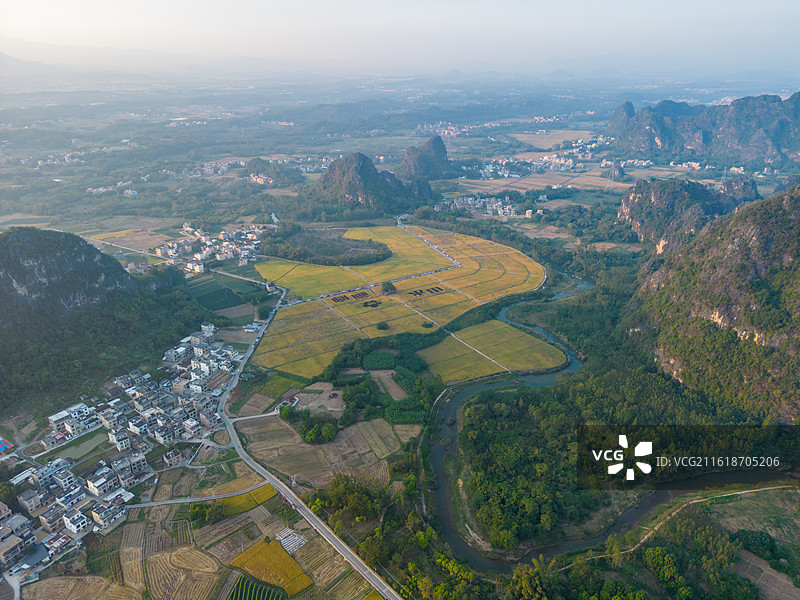 春北十里画廊稻田秋色（山水画廊），广东省阳江市阳春市春湾镇图片素材