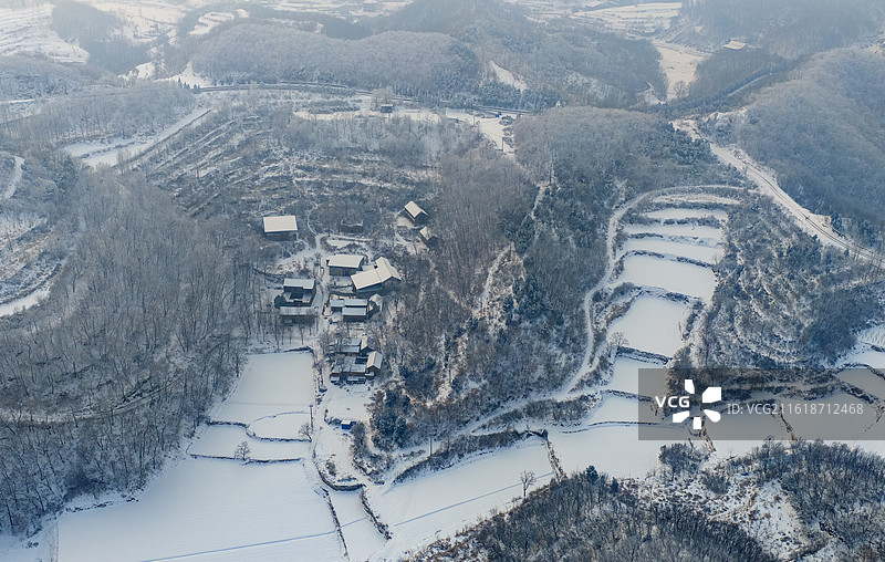 雪后山村白雪皑皑，冬景如画图片素材