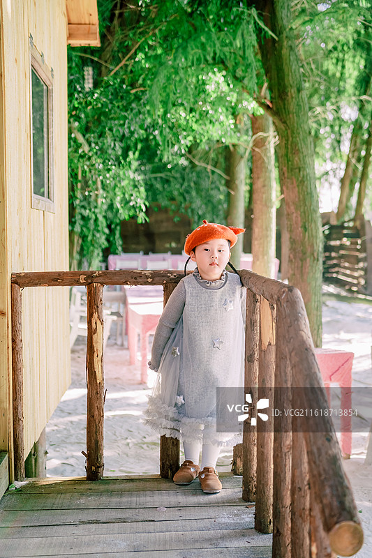 圣诞节的雪地氛围女孩玩耍小木屋农场森林图片素材