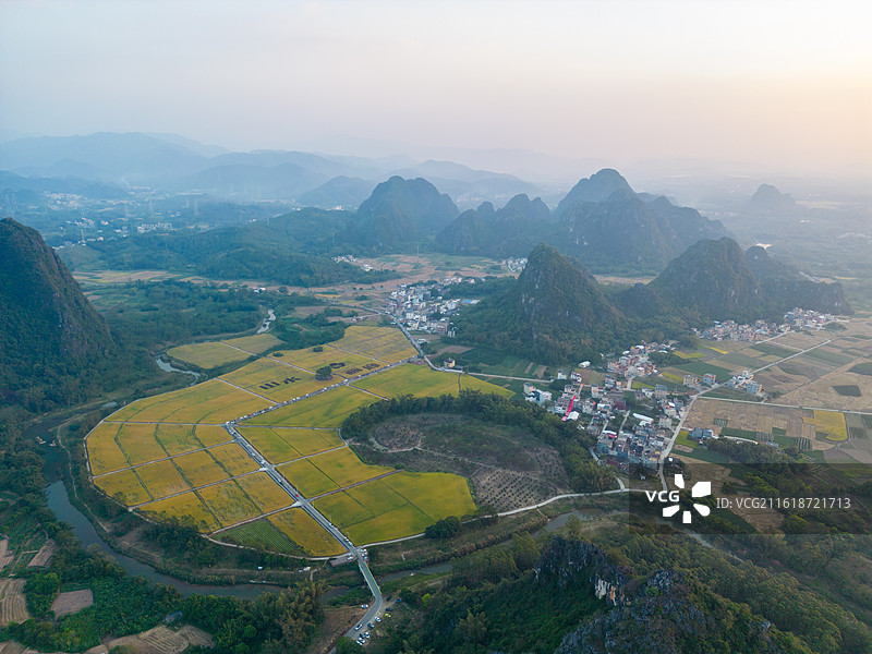 春北十里画廊稻田秋色（山水画廊），广东省阳江市阳春市春湾镇图片素材