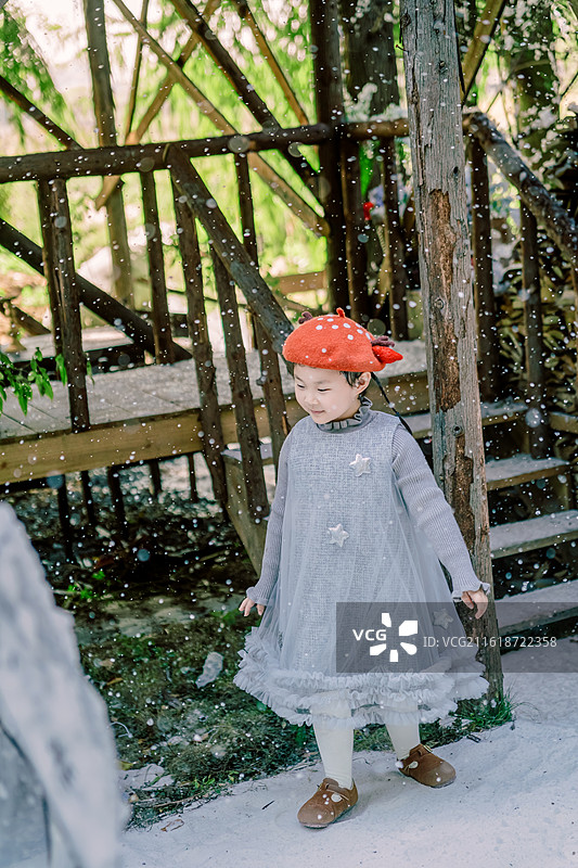 圣诞节的雪地氛围女孩玩耍小木屋农场森林图片素材