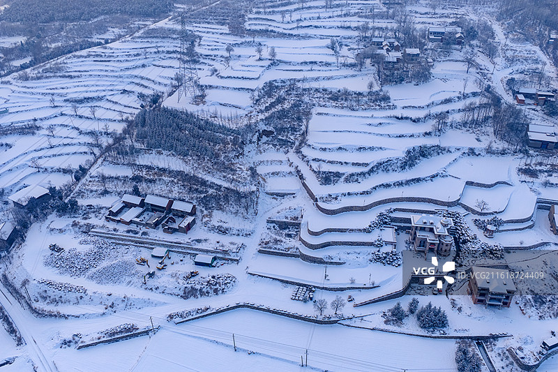 雪后山村白雪皑皑，冬景如画图片素材