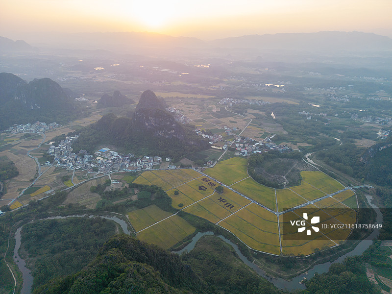 春北十里画廊稻田秋色（山水画廊），广东省阳江市阳春市春湾镇图片素材