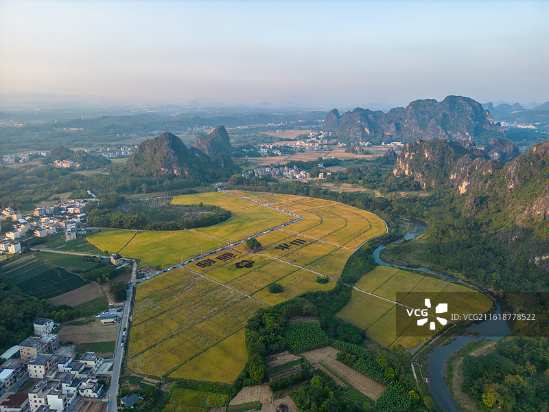 春北十里画廊稻田秋色（山水画廊），广东省阳江市阳春市春湾镇图片素材
