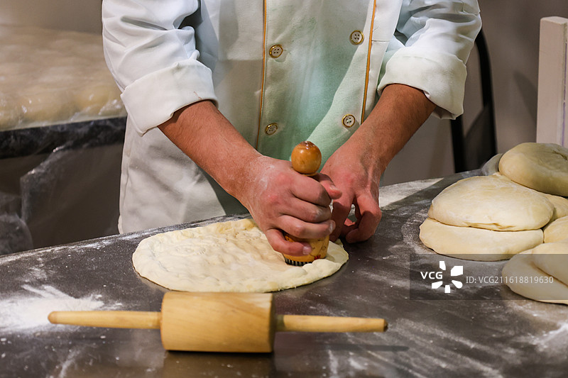 新疆师傅馕坑烤馕非遗技艺展示万方乐奏有于阗——新疆和田地区非物质文化遗产展图片素材