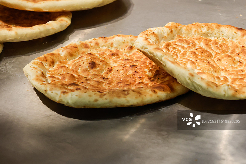 新疆师傅馕坑烤馕非遗技艺展示万方乐奏有于阗——新疆和田地区非物质文化遗产展图片素材