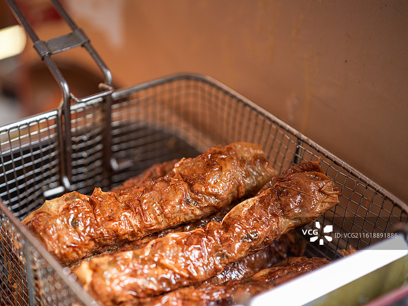 炸篮里的油炸肉卷图片素材