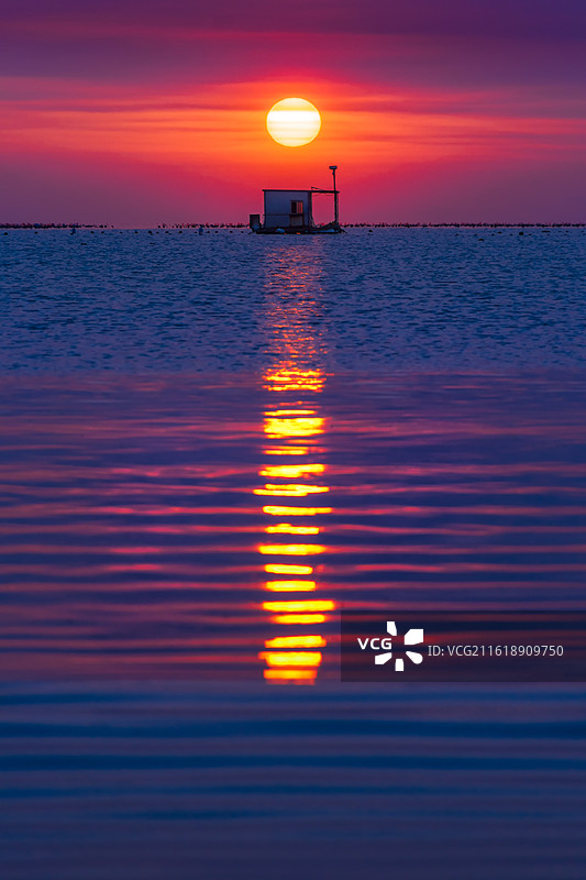 山东威海荣成冬天早晨日出时的朝阳与码头上的渔船风光图片素材