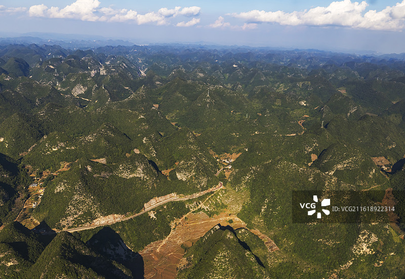 贵州黔西南，兴义机场起飞飞机鸟瞰兴义市，国家5A级旅游风景区图片素材