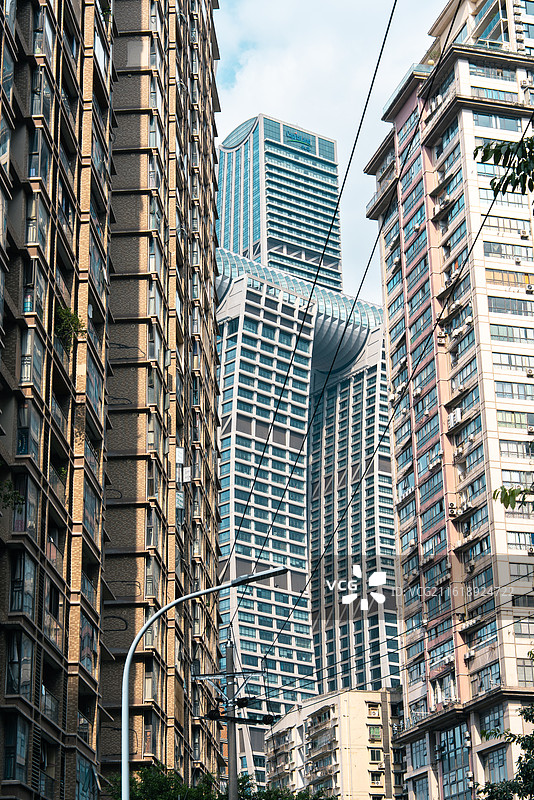 重庆现代来福士与密集公寓的魔幻对比图片素材