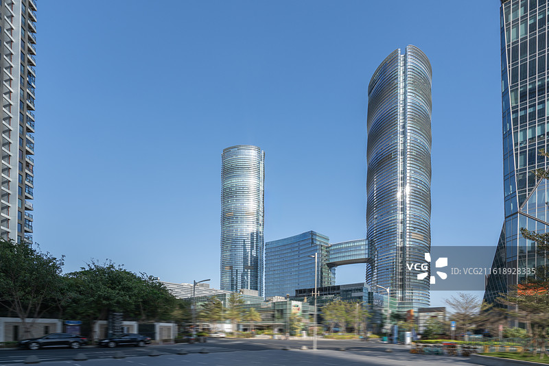 厦门海岸线城市商业区的现代摩天大楼图片素材