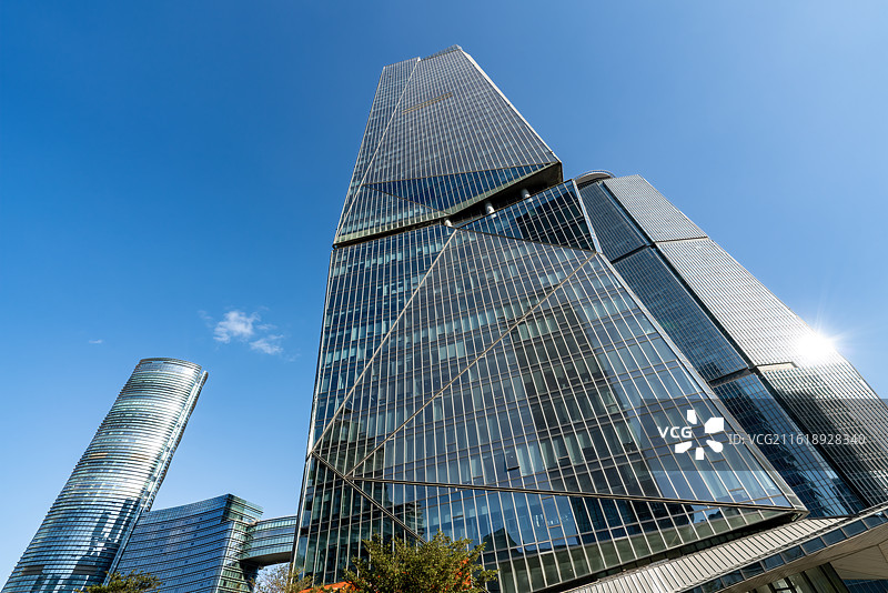 厦门海岸线城市商业区的现代摩天大楼图片素材