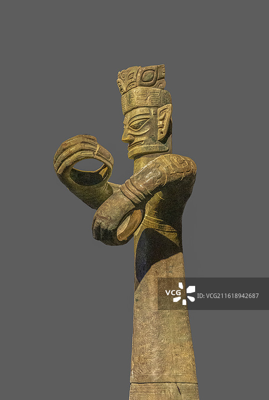 青铜大立人（复制品，商，1986年四川广汉三星堆遗址二号祭祀坑出土，三星堆博物馆藏）图片素材