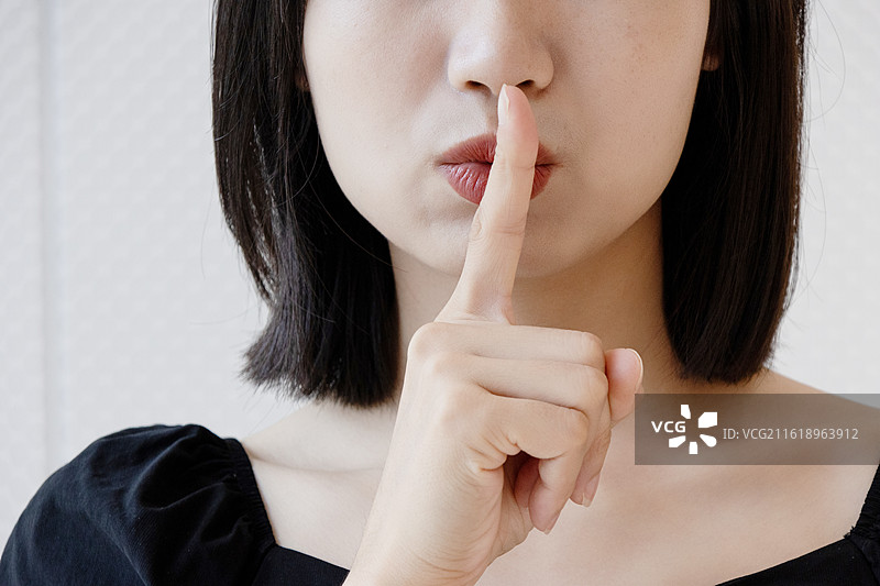 女性噤声手势示意图片素材