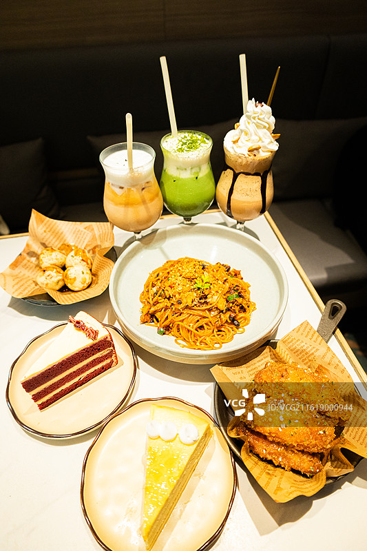 香港家宴：一桌融合中西风味的经典港式菜肴图片素材