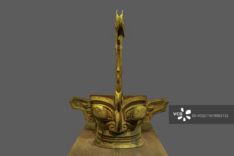 戴冠纵目面具（商，1986年四川广汉三星堆遗址二号祭祀坑出土，中国国家博物馆藏）图片素材