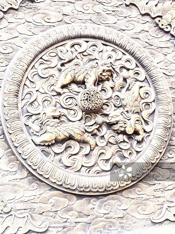 三狮戏球 铜纹如浪，三狮戏球，云纹环绕。尽显传统工艺厚重精巧，圆形浮雕层层递进，兽纹饱满，细节丰富。图片素材