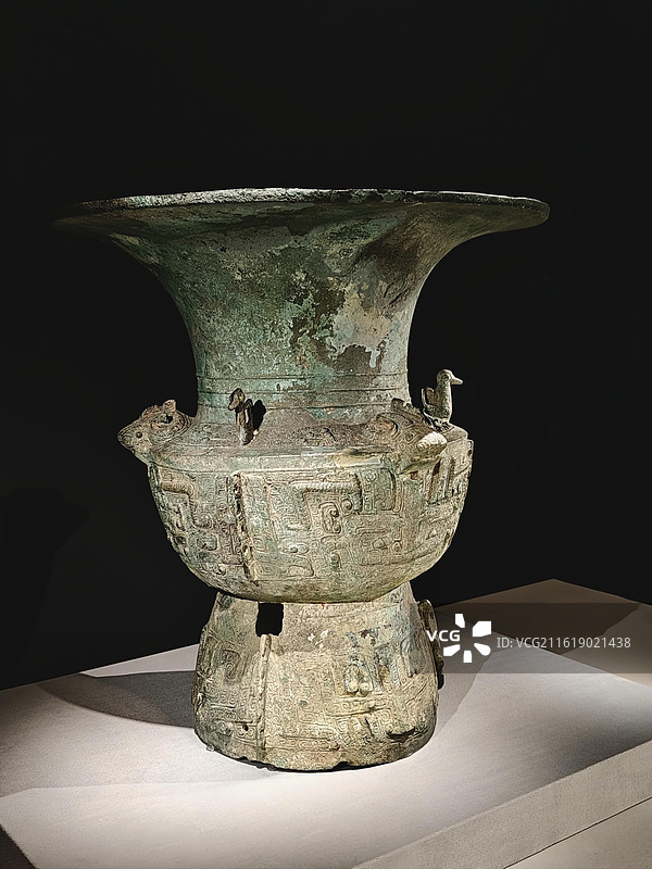 青铜尊 商 1986年四川广汉三星堆遗址二号祭祀坑出土 三星堆博物馆藏 中国国家博物馆展览图片素材