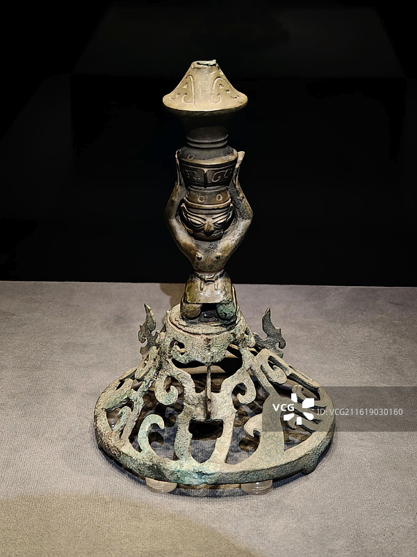 喇叭座顶尊跪坐青铜人像  商代 1986年四川广汉三星堆遗址二号祭祀坑出土 三星堆博物馆藏 国博展览图片素材