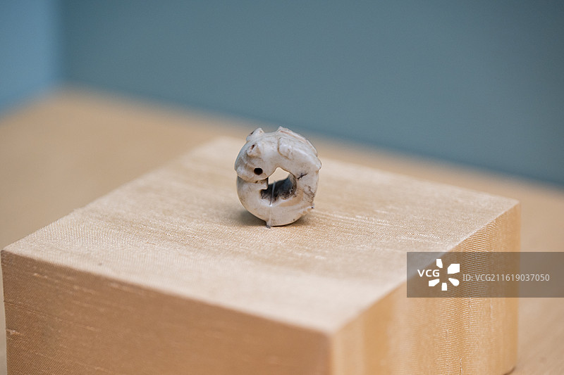 国家博物馆 中国古代玉器 新石器时代肖家屋脊文化 龙形玉饰 1955年湖北天门罗家柏岭出土图片素材