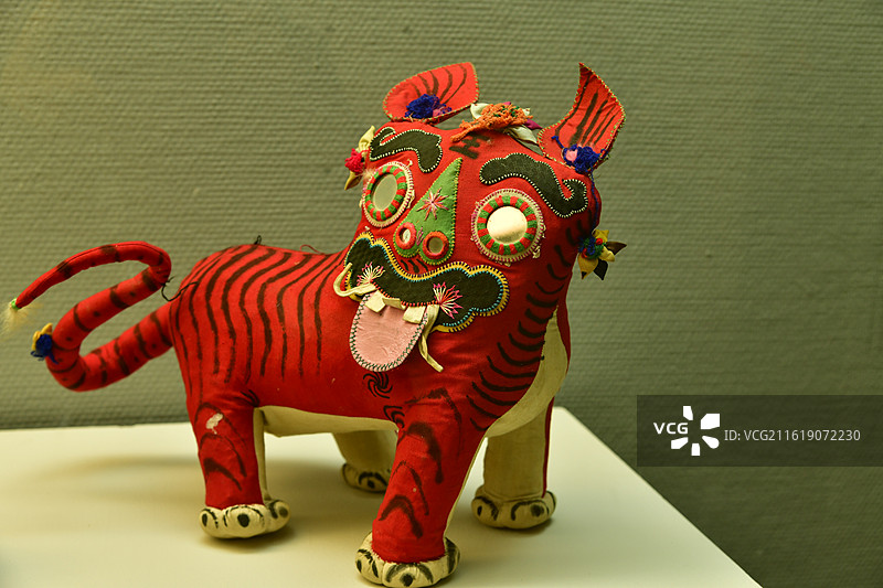 刺绣贴花红老虎图片素材