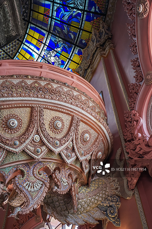 泰国三头象神博物馆Erawan Museum,教堂彩绘玻璃与雕花穹顶图片素材
