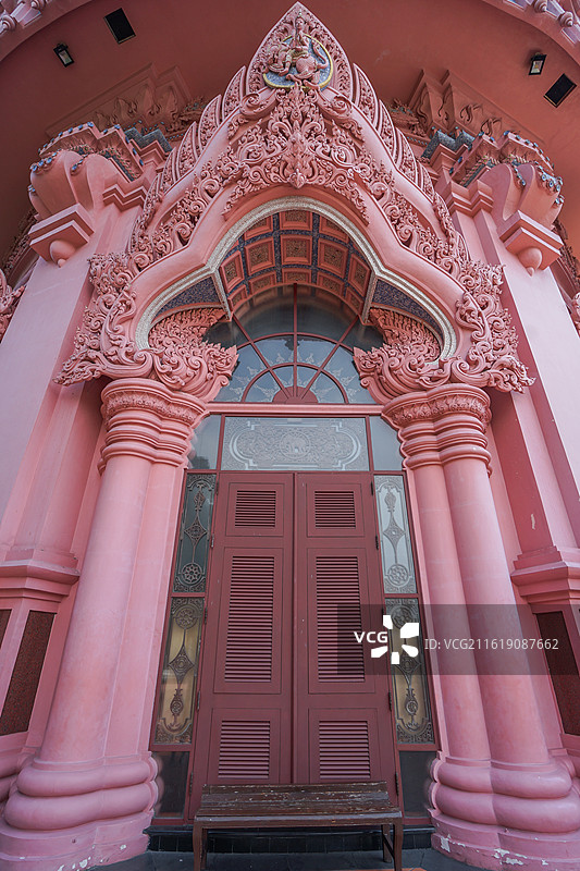 泰国三头象神博物馆Erawan Museum,粉色雕花建筑入口图片素材